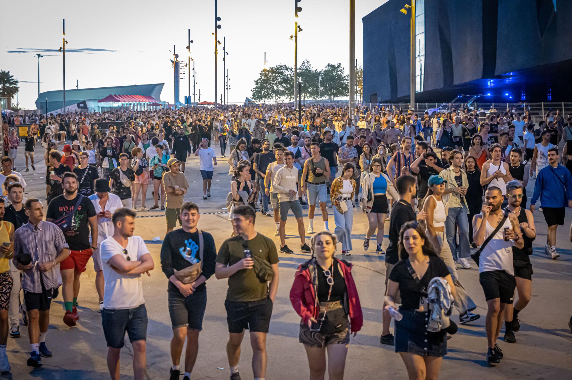 Salida de asistentes de la última edición del festival, en torno a las 6 de la mañana.