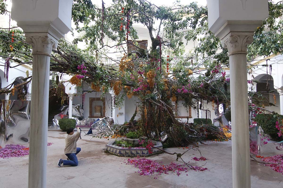 Conjunto floral instalado en el Museo Arqueológico