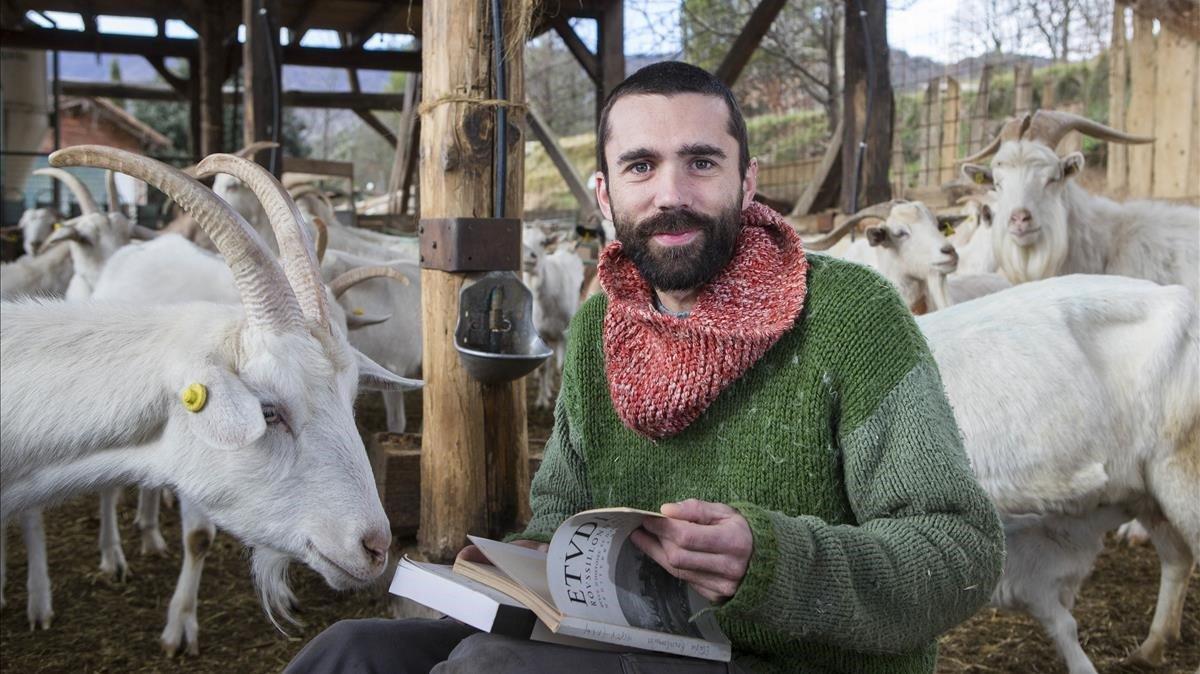 Marc August, pastor de cabras que estudia un master de historia en Riudaura en la Garrotxa, Girona.