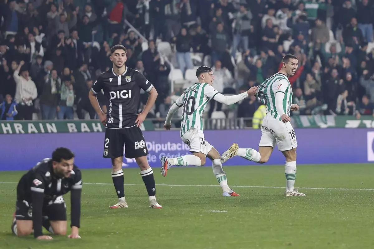 Adrián Fuentes celebra su gol ante el Burgos en el choque de la primera vuelta, en El Arcángel.