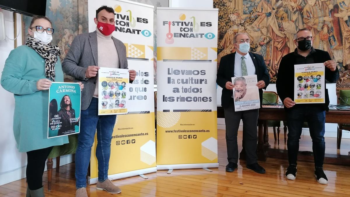 Autoridades, patrocinadores y responsables del festival, en la presentación de &quot;Las Noches de Toro&quot;