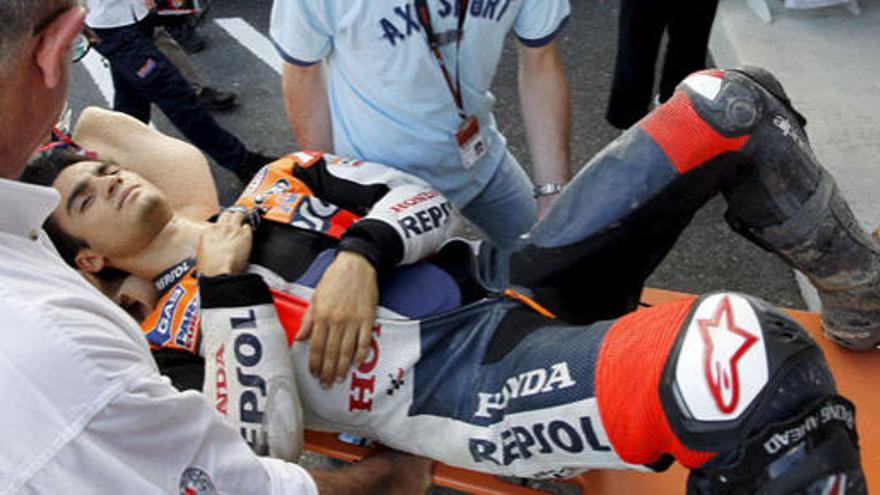 Pedrosa, retirado en camilla a la ambulancia.