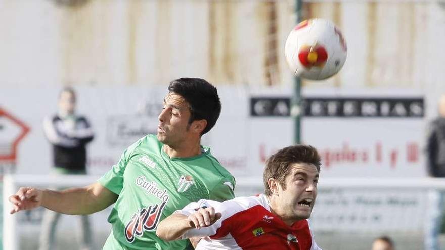 Pedro Vázquez (derecha) disputa un balón de cabeza en un lance del partido de ayer. // La Gaceta de Salamaca