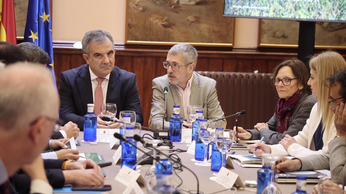El consejero Juan María Vázquez y el secretario de Estado, Hugo Morán, este martes en la Comisión Interadministrativa del Mar Menor.