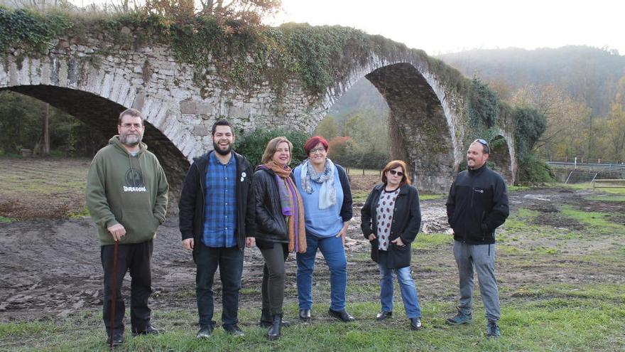 Por la izquierda, Arturo Rodríguez, Rubén Rosón, Ana Taboada, Carmen Barbosa, Maxi Llaneza y Bruno Barbosa durante la visita de esta tarde al conjunto histórico de Olloniego.