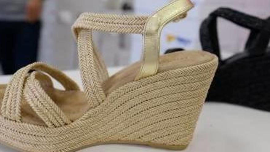 Algunos clientes se acercan a fábricas de zapatos de esparto interesándose por si son veganos.