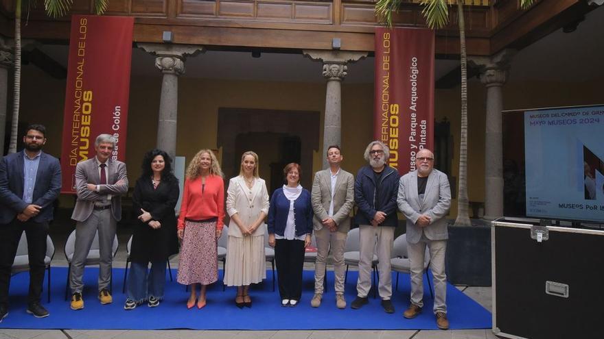 La consejera de cultura, Guacimara Medina, en el centro, acompañada por los directores y directoras de los Museos del  Cabildo de Gran Canaria, ayer, en la Casa de Colón.