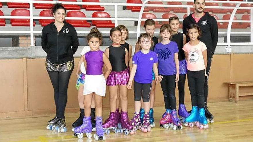 Judit Subirana i Lluís Vall amb alguns del patinadors del nou club