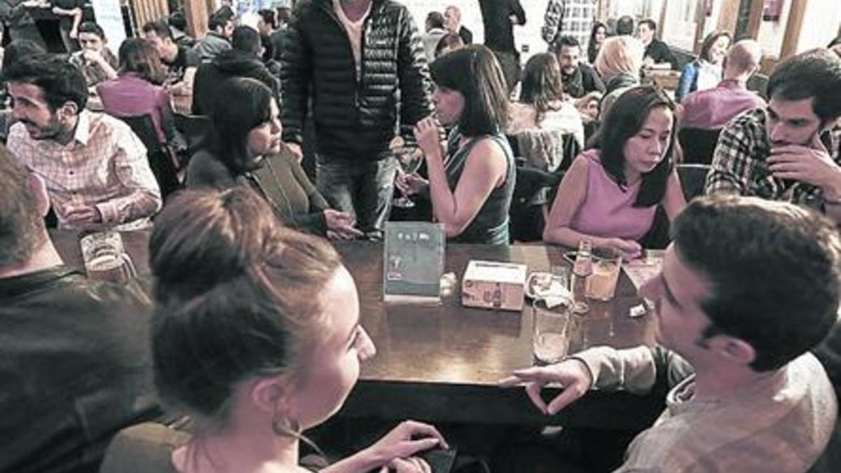 GRUPOS VARIADOS A la izquierda, intercambio de inglés en el Bar Berenjenal. Sobre estas líeas, un grupo organizado por el profesor Gary Walker en el bar Cal Ministre. Abajo, encuentro promovido por The Friday International Exchange en el bar de la Es