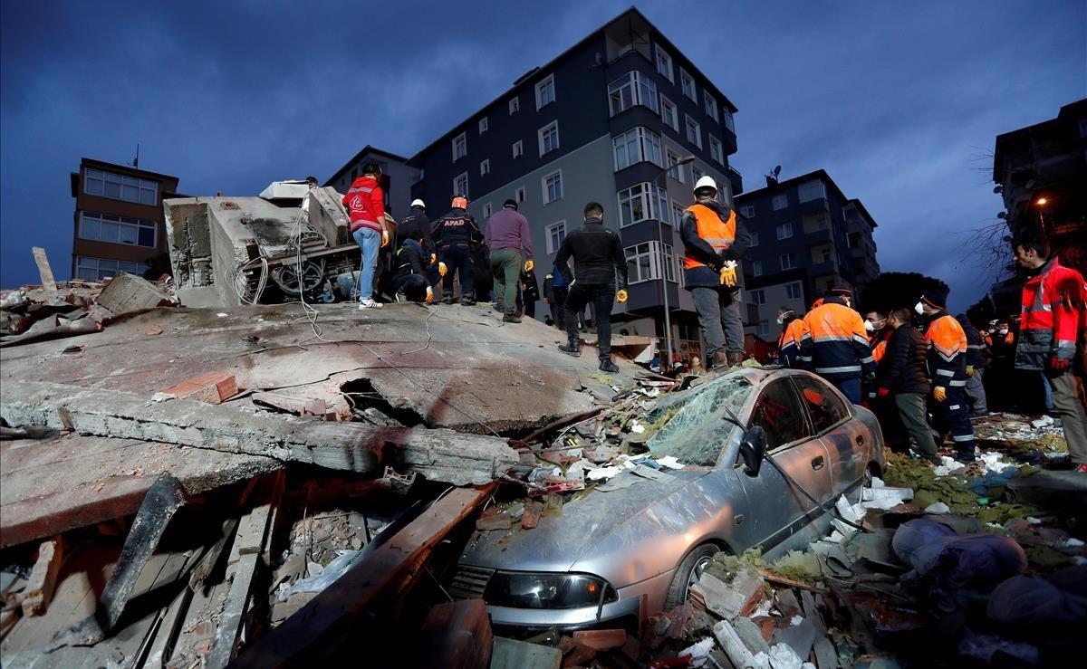 Al menos un muerto y cuatro heridos tras el derrumbe de un edificio en Estambul. Varias personas han quedado sepultadas bajo los escombros del edificio de ocho pisos y 14 apartamentos.