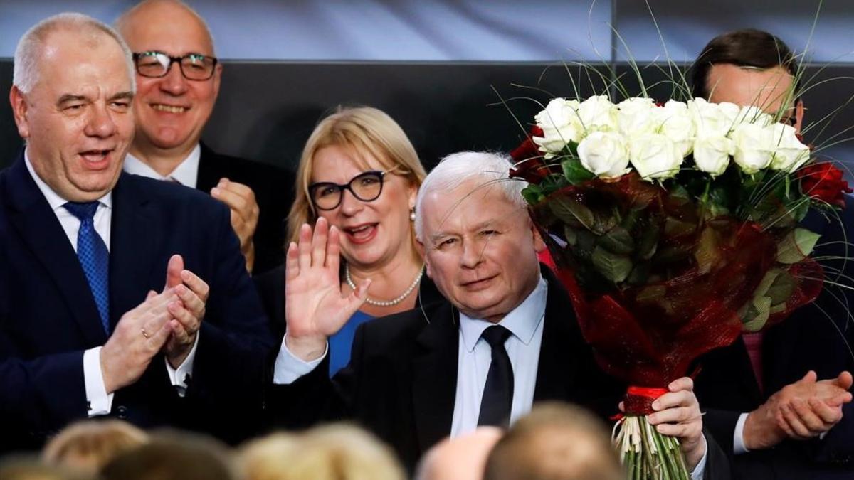 Kaczynski festeja ante sus simpatizantes la rotunda victoria que le conceden los sondeos en las elecciones legislativas polacas.