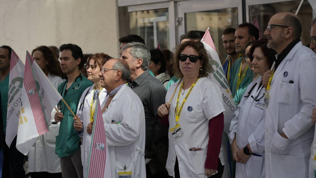 concentración huelga médicos en la RAMPA del Hospital VIRGEN DE LA CONCHA