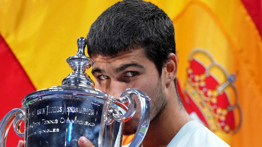 Carlos Alcaraz levanta la copa de ganador del US Open