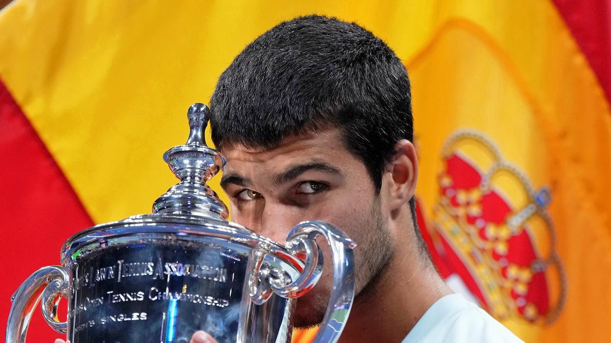 Carlos Alcaraz levanta la copa de ganador del US Open