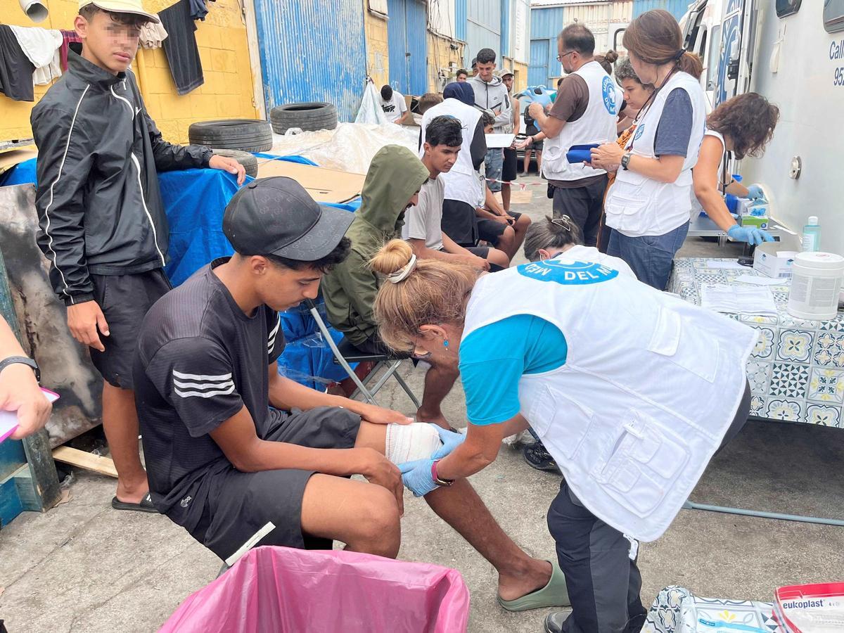 Menores inmigrantes siendo atendidos en Ceuta.
