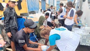 Menores inmigrantes siendo atendidos en Ceuta.
