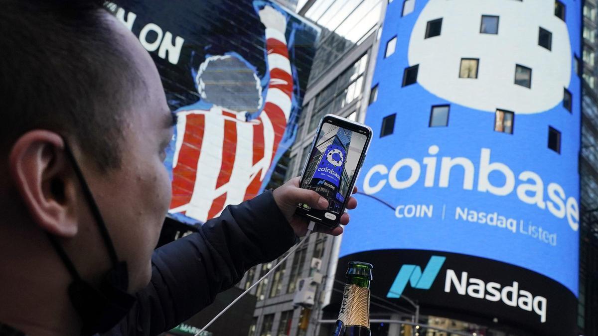 El logo de Coinbase el día de la salida a Bolsa de Nueva York.