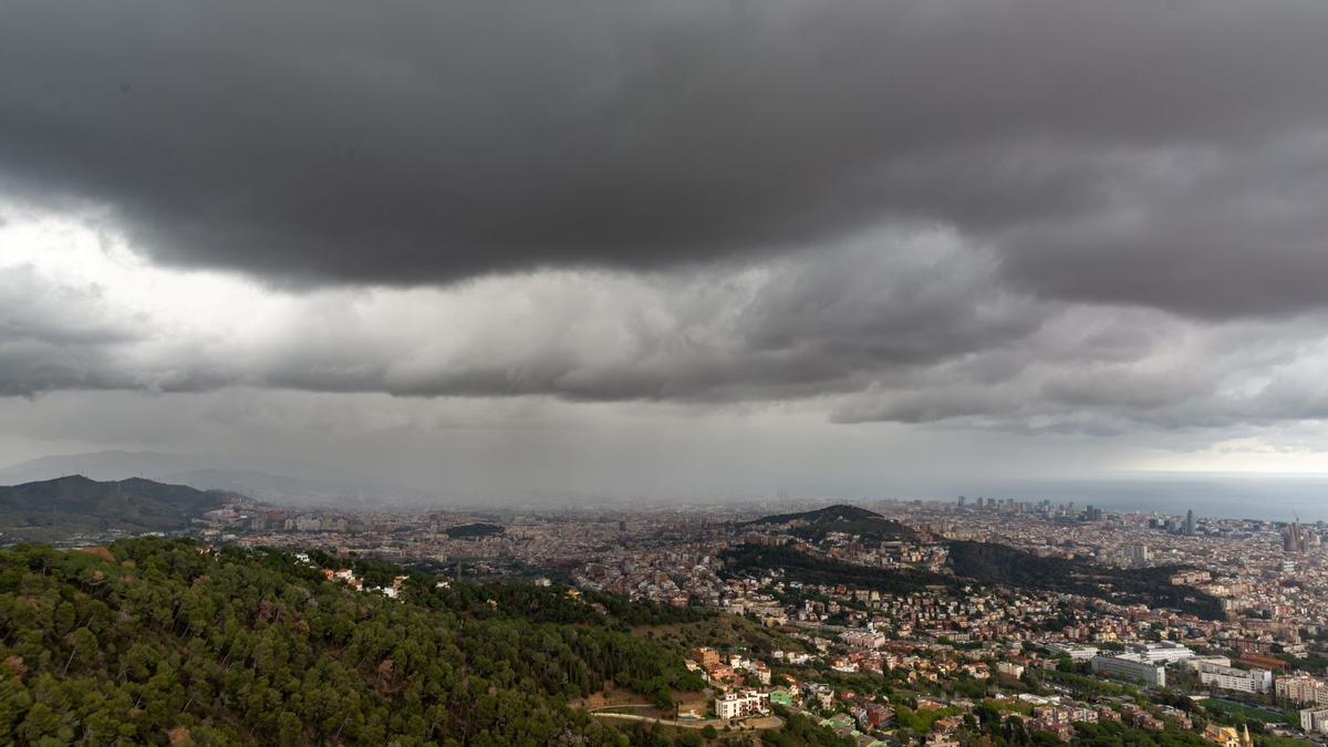 Nubes amenazan con lluvia en el área de Barcelona