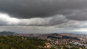 Nubes de lluvia en el área de Barcelona