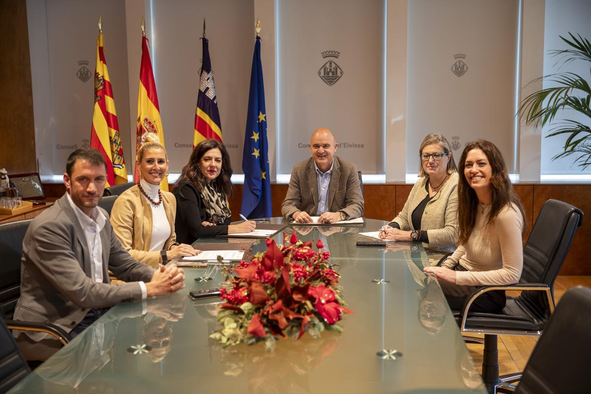 Firma del protocolo de transferencia entre Vicent Marí y Sandra Fernández