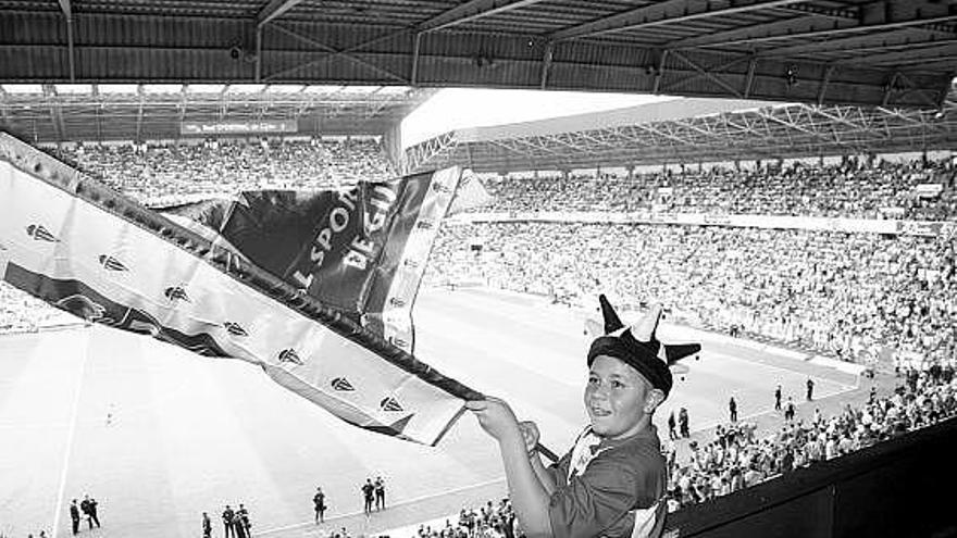 Un joven aficionado ondea una bandera rojiblanca en la Tribunona.