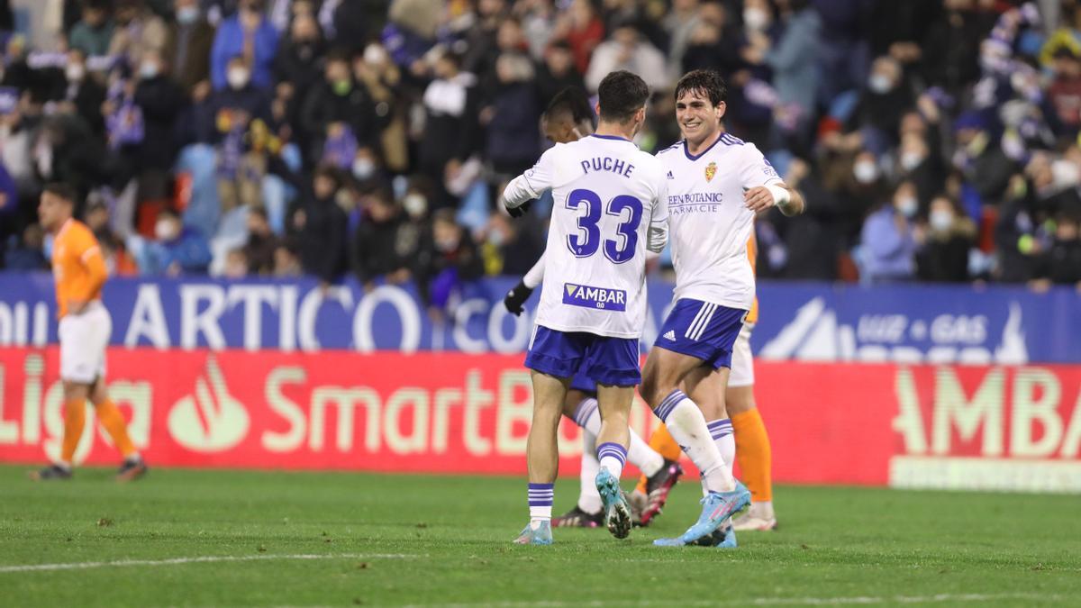 Puche y Azón se felicitan tras el tanto de la victoria contra el Fuenlabrada.