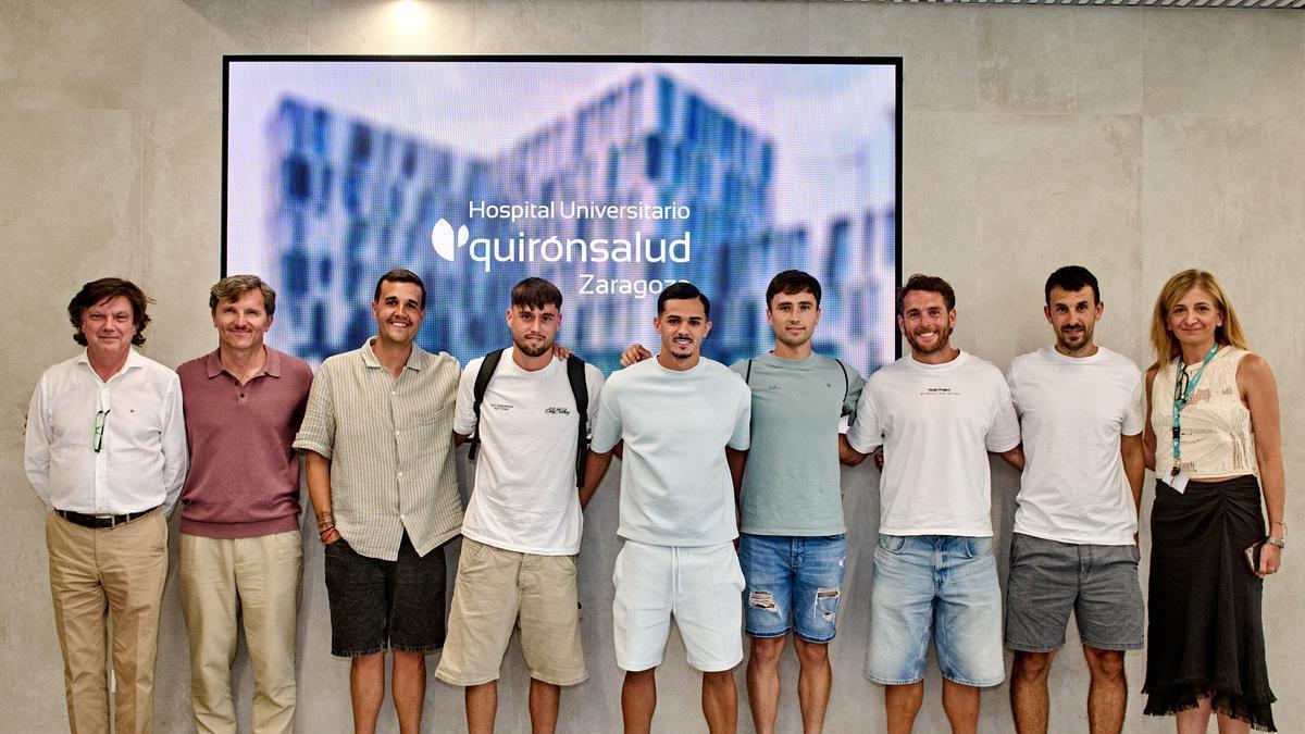 Lalo, Larri, Jaume Jardí, Raúl Pereira, Anartz Peña, Ibai y Vinatea, este miércoles, con los médicos de Quirónsalud.