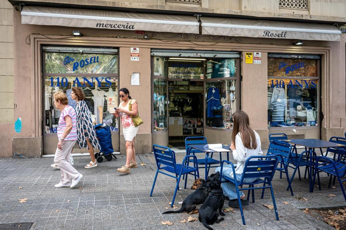 La mercería Rosell, en la calle Enric Granados, con dos mesas de terraza a la puerta, en Barcelona.