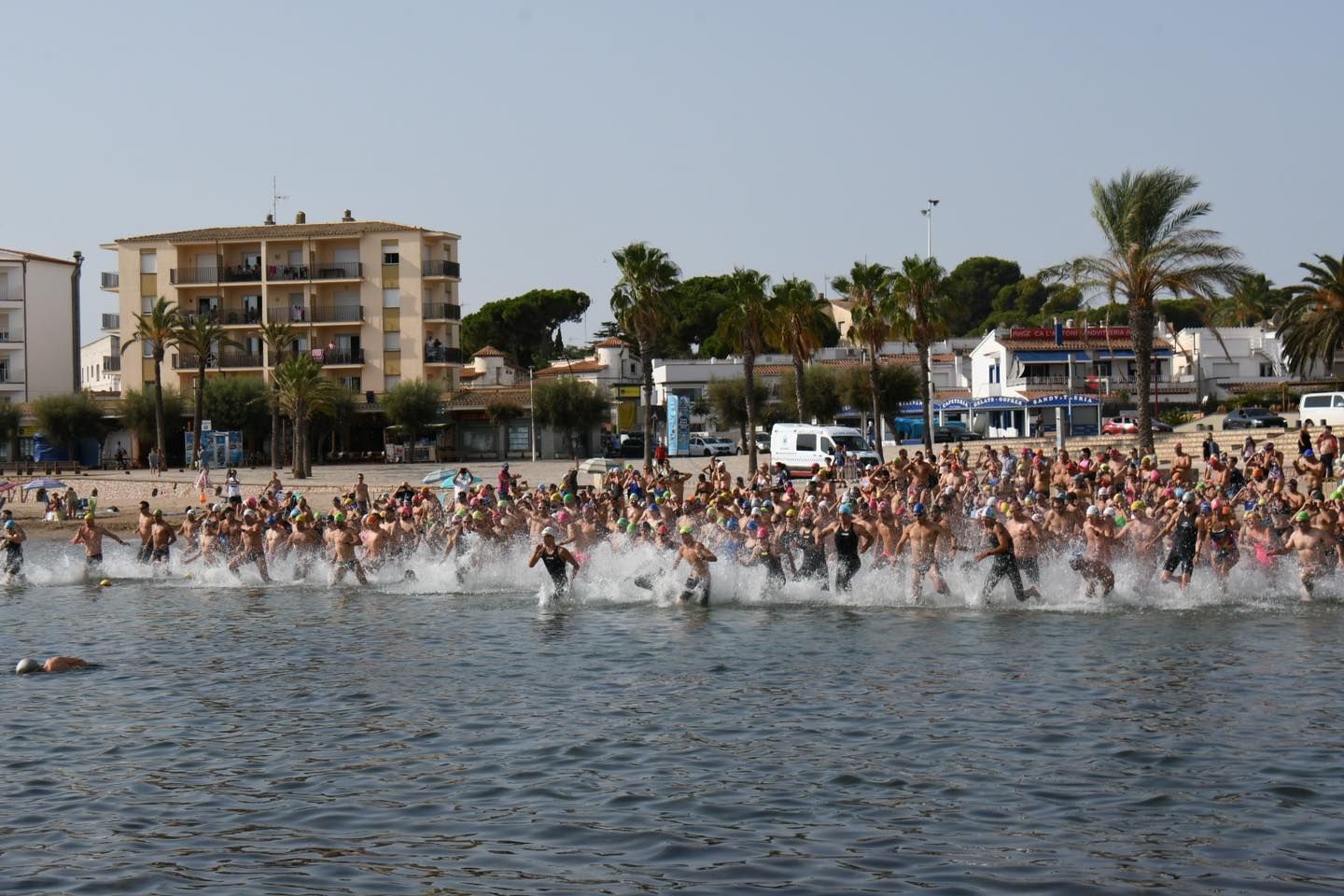 Centenars de persones gaudeixen dels actes previs de la festa major de l'Escala