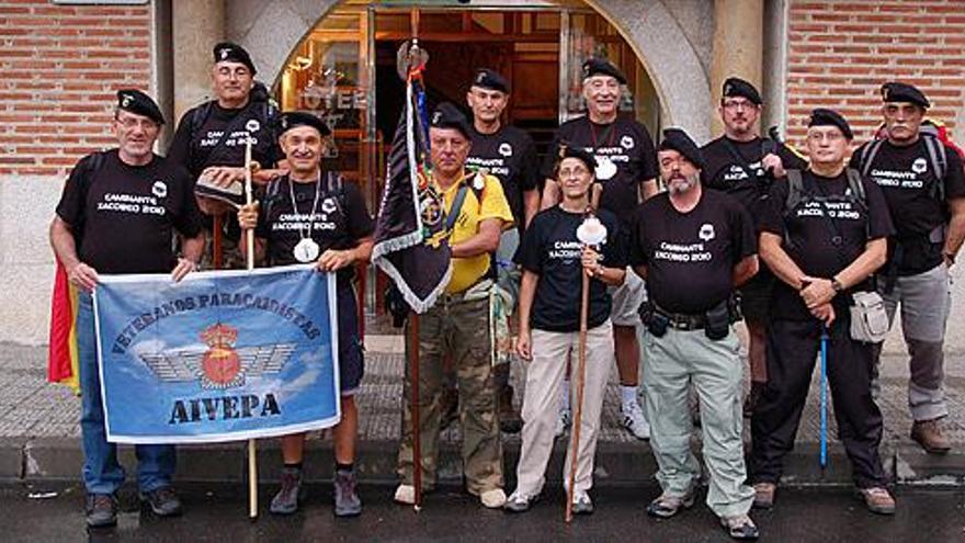 Miembros de la Asociación de Veteranos Paracaidistas momentos antes de iniciar en la capital el Camino de Santiago.