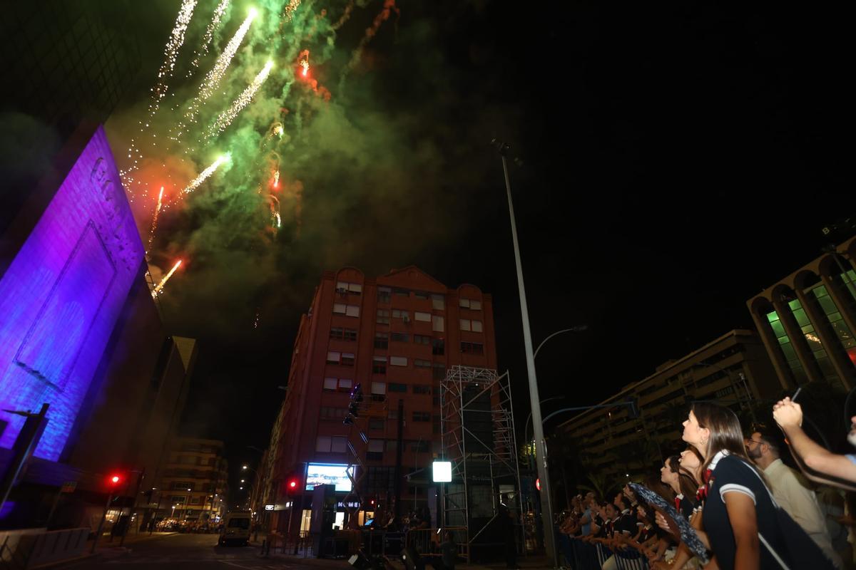 La "Arribada del Foc" congrega a miles de personas para presenciar el espectáculo piromusical