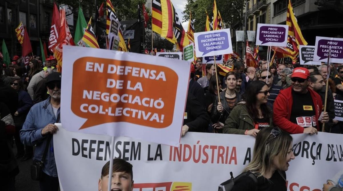 Manifestantes mostrando su apoyo a la negociación colectiva.