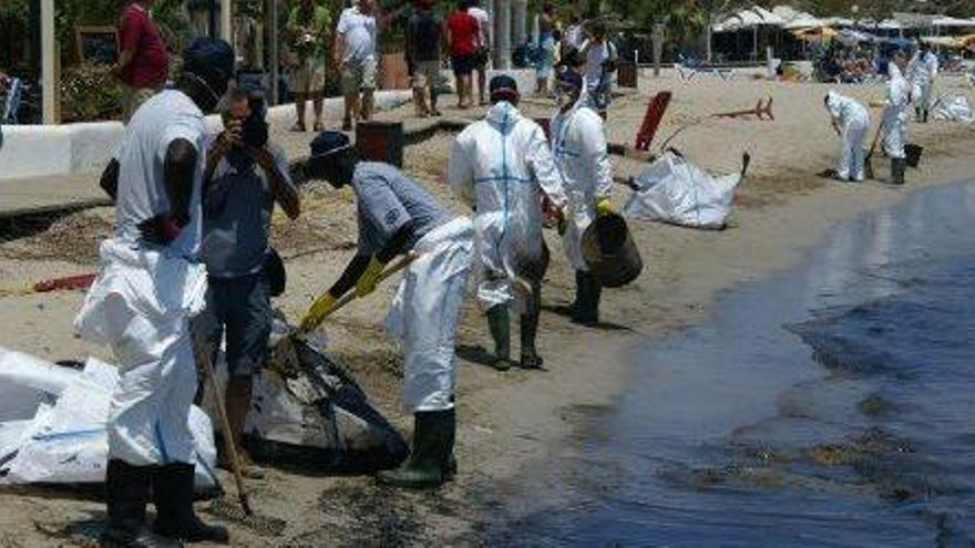 Trabajos de limpieza de restos de fuel del &#039;Don Pedro&#039; en la playa de Talamanca.