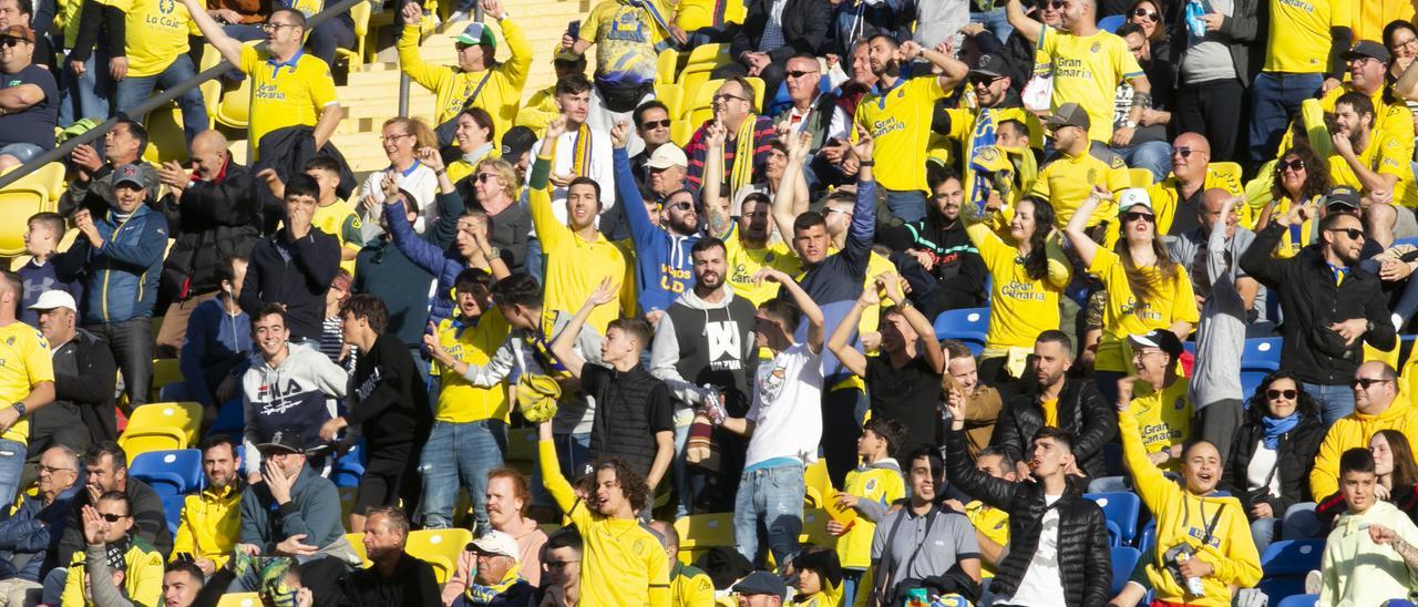 Aficionados amarillos en la grada del Gran Canaria en el último derbi con público, en enero de 2020.