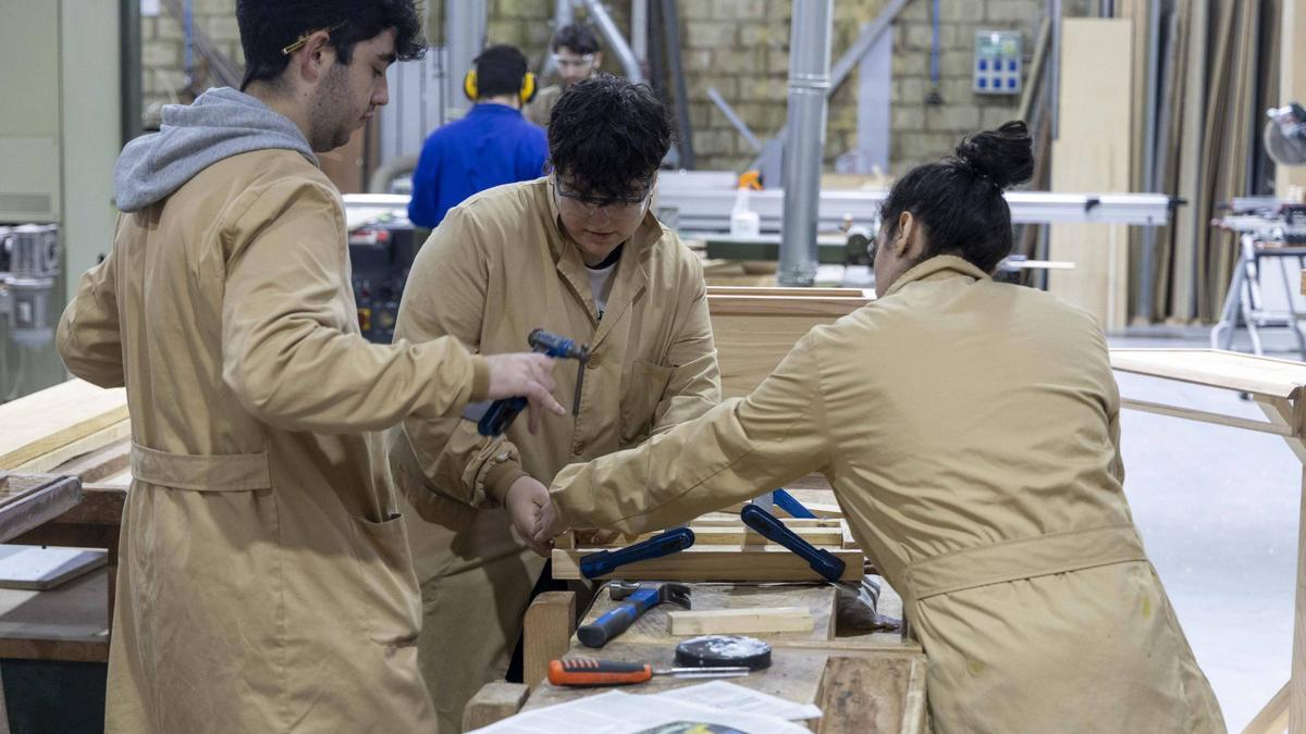 Alumnado del CIFPPolitécnico de Santiago realizando prácticas en el taller del ciclo medio de Carpintería y mueble.
