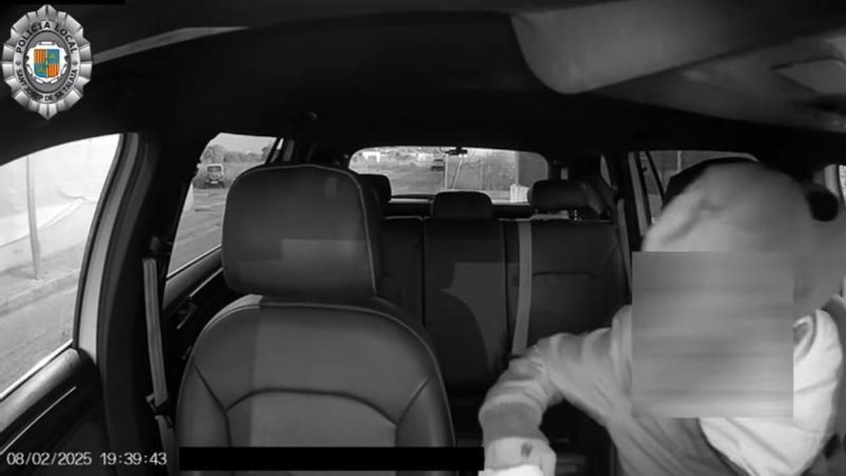 El ladrón, dentro ya de uno de los taxis en los que robó.