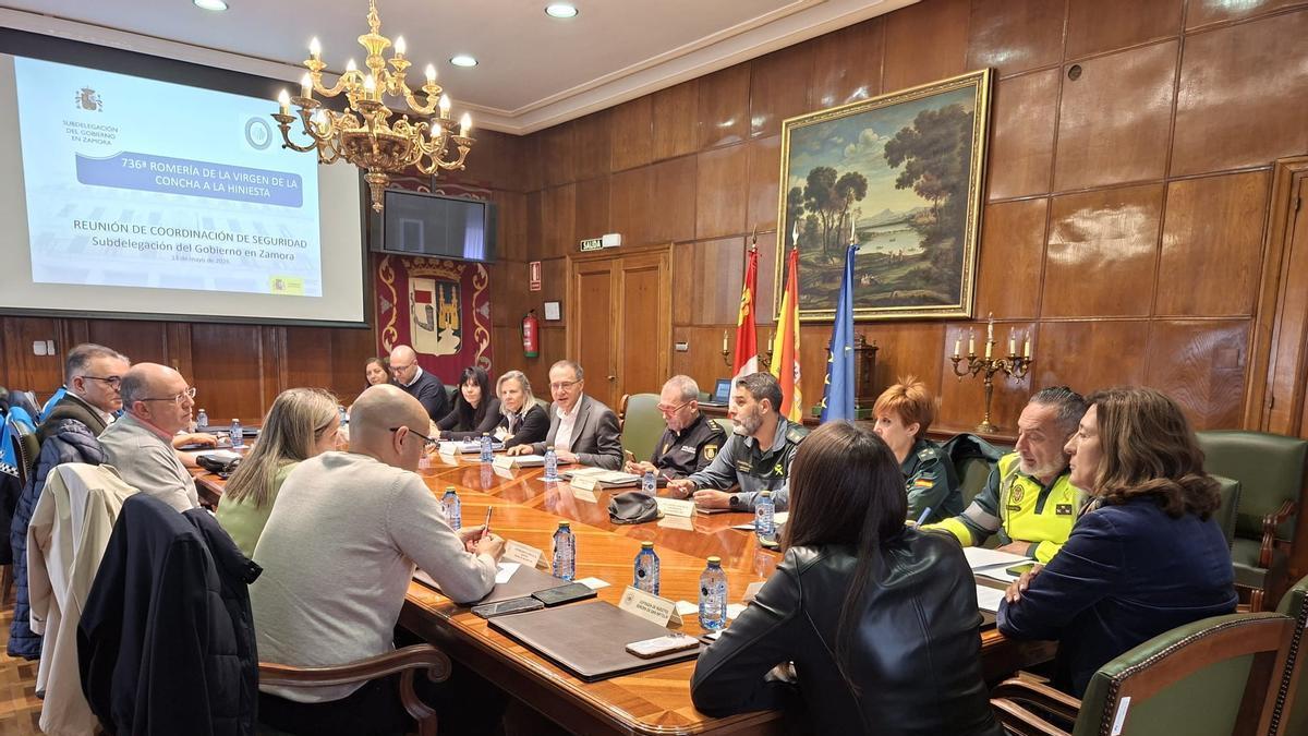 Reunión mantenida para abordar la seguridad en la romería.