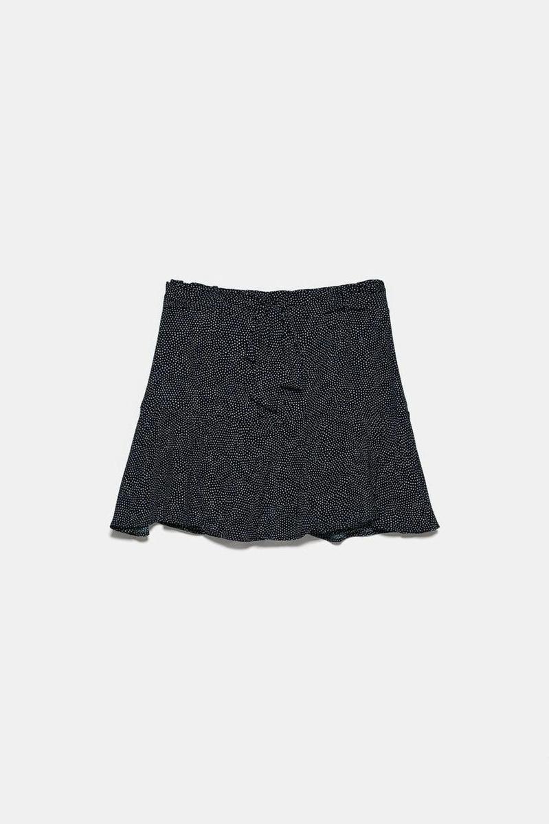 Falda bermuda con volante de Zara. (Precio: 19,95 euros. Precio rebajado: 12,99 euros)