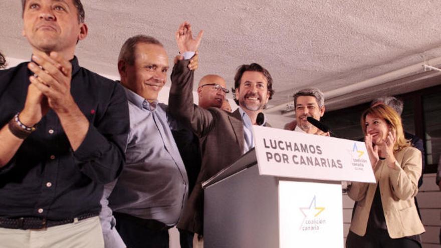 Carlos Alonso en la sede electoral de CC arropado por miembros del partido.