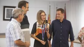 La atleta Judith Tortosa recibe la insignia de Xàtiva tras su bronce en París