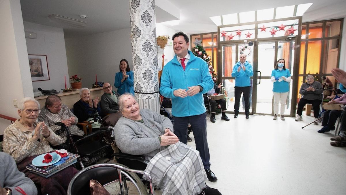 CaixaBank reparte regalos a personas mayores con el programa "El Árbol de los Sueños" en Castilla y León.