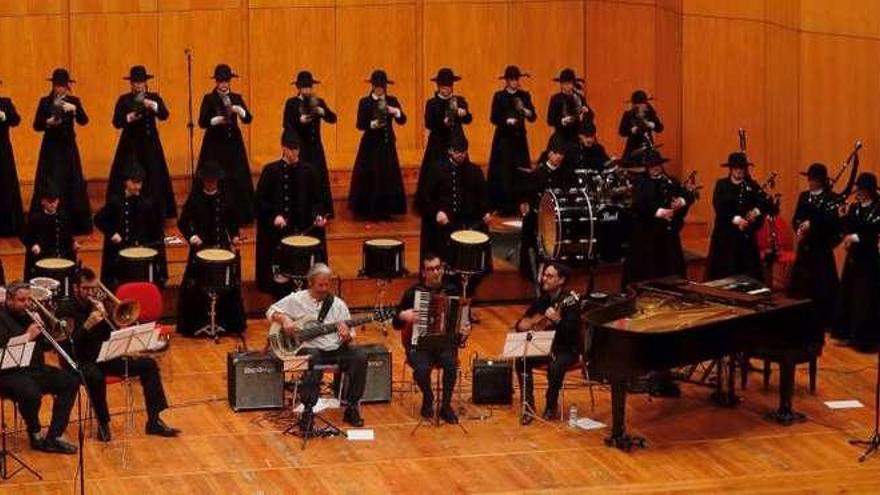 La Banda de Gaitas de Pontevedra, en la actuación de ayer. // José Lorses
