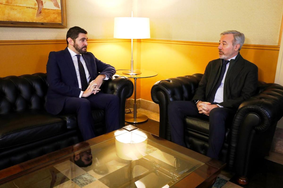 El portavoz de Vox, Alejandro Nolasco, y el presidente de Aragón, Jorge Azcón, durante una reunión en el Pignatelli.