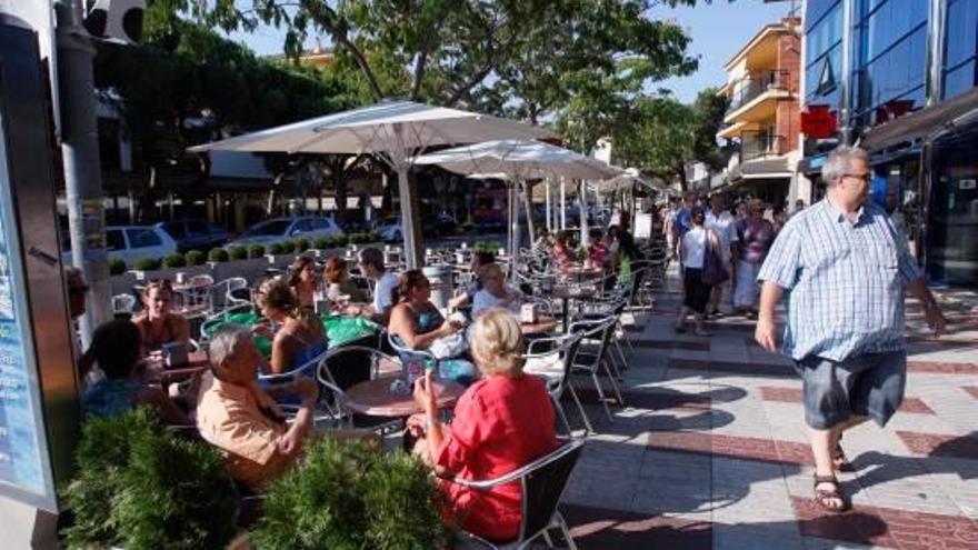 Una terrassa a l&#039;avinguda S&#039;Agaró de Platja d&#039;Aro.