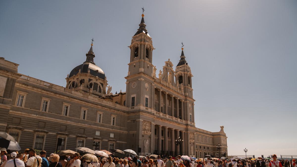 El Papa insta a «derribar las murallas que no protegen, sino que dividen» en su visita a La Almudena