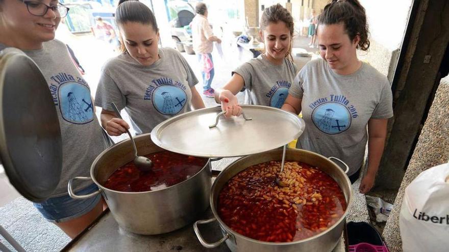 La preparación de la fabada, ayer, en Tuilla.