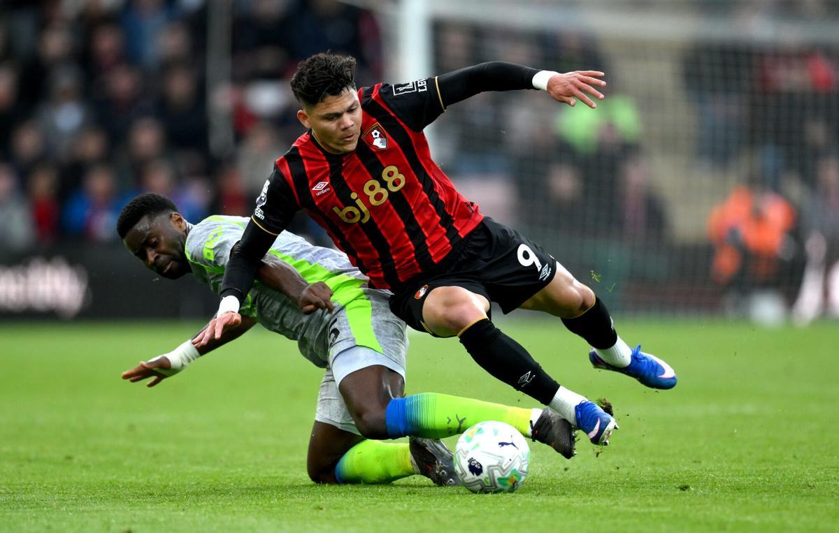 Evanilson cae derribado por Marc Guéhi durante el Bournemouth-City.