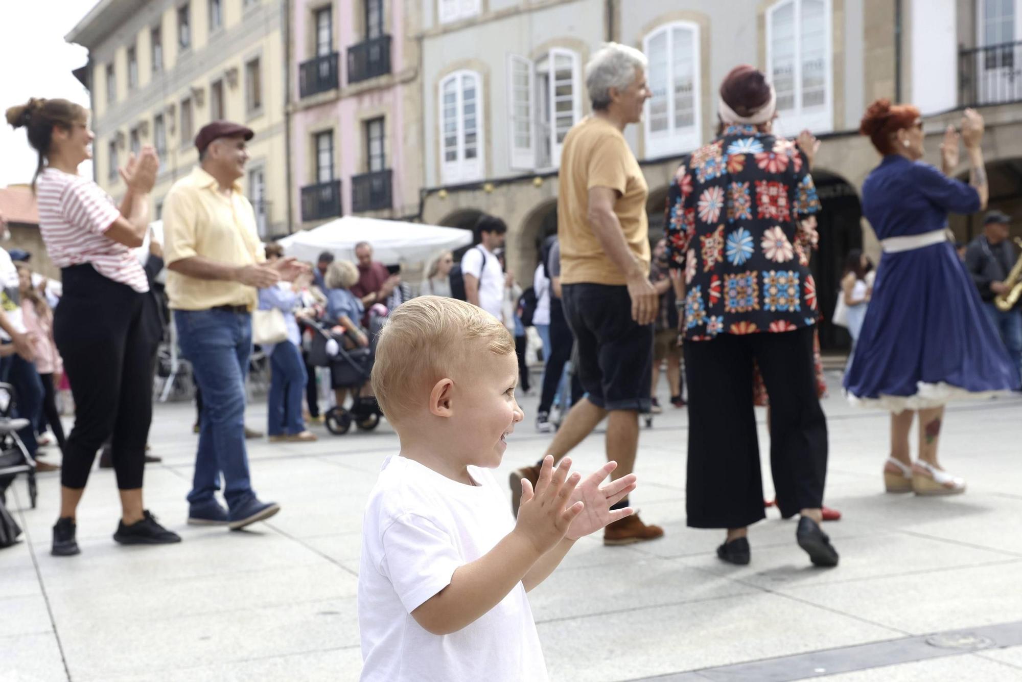 EN IMÁGENES: Así fue el concierto ambulante de jazz por las calles del casco histórico de Avilés