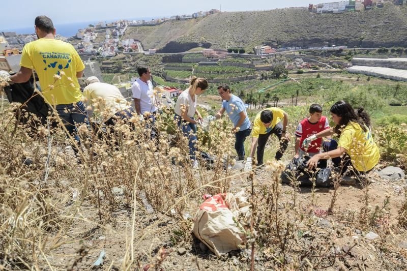 Pablo Rodríguez y María Fernández participan el domingo en el reto #TrashtagChallenge. A través de esta iniciativa viral que busca eliminar la basura del medio ambiente, se limpiarán las laderas de Capellanías, Lugarejo, Albiturria y Lomo La Cruz.  | 14/04/2019 | Fotógrafo: Tony Hernández