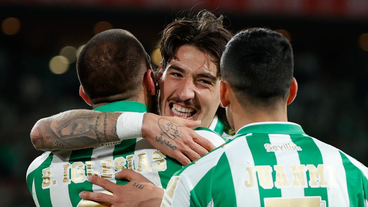 Bellerín abraza a Borja Iglesias